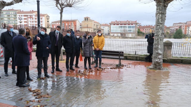 El presidente de Castilla y León, Alfonso Fernández Mañueco, acompañado de los consejeros Ángel Ibáñez y Carlos Fernández Carriedo; y de la alcaldesa Aitana Hernando, visita Miranda de Ebro