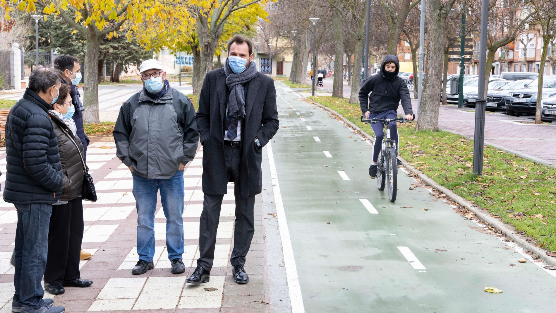 El alcalde de Valladolid, Óscar Puente, y el concejal Movilidad y Espacio Urbano, Luis Vélez, visitan las obras del carril bici de la Rondilla