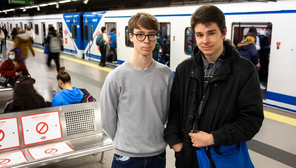 Entrevista a dos de los tres jóvenes que recorrieron en poco mas de 15 horas, todas la red de metro de la Comunidad de Madrid, recorriendo las 252 paradas de las que consta.