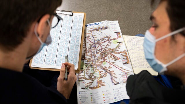 Entrevista a dos de los tres jóvenes que recorrieron en poco mas de 15 horas, todas la red de metro de la Comunidad de Madrid, recorriendo las 252 paradas de las que consta.
