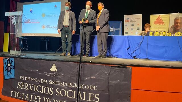 El presidente de la Diputación de Segovia, Miguel Ángel de Vicente, recoge el premio