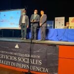 El presidente de la Diputación de Segovia, Miguel Ángel de Vicente, recoge el premio