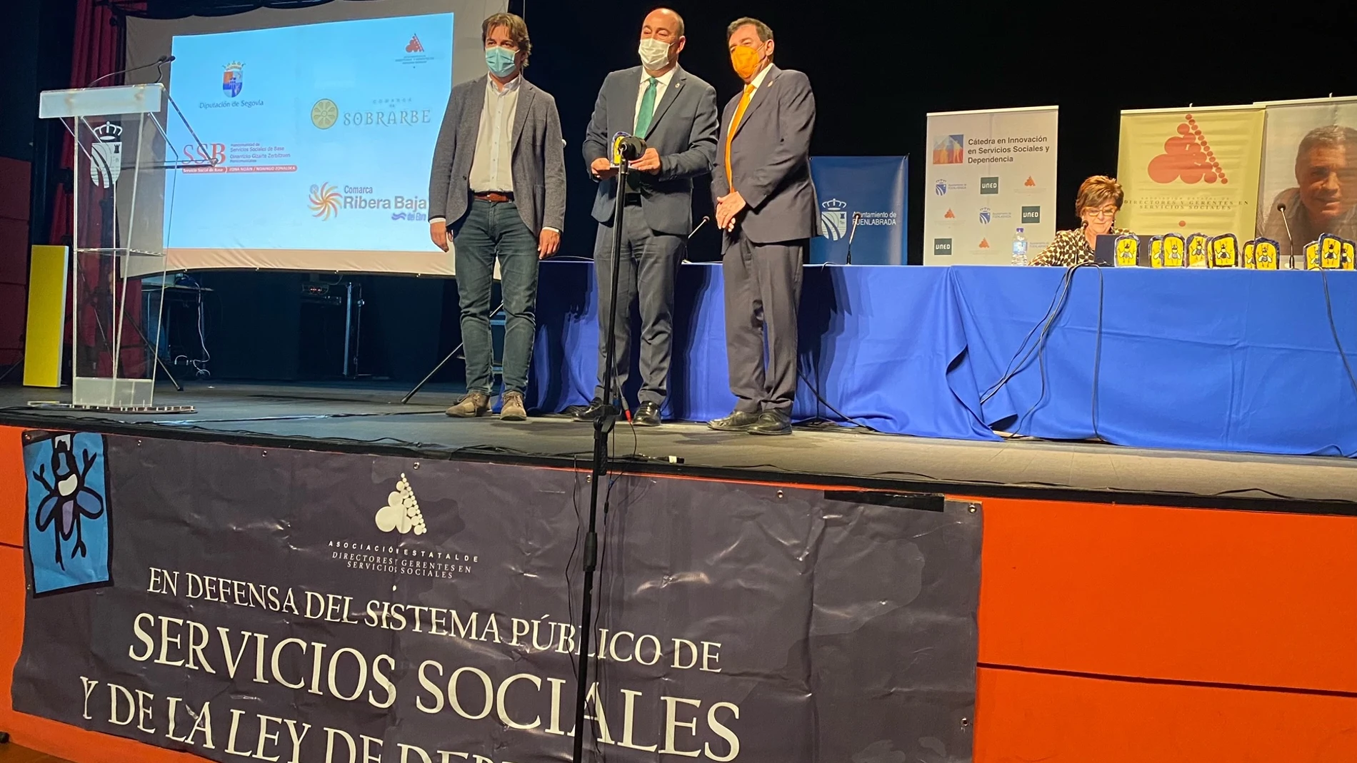 El presidente de la Diputación de Segovia, Miguel Ángel de Vicente, recoge el premio