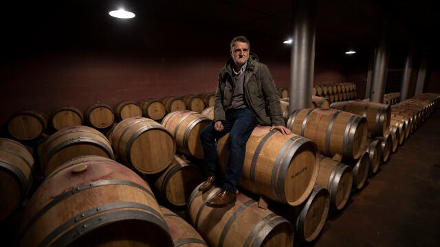 Jesús Puelles posa para LA RAZÓN en su bodega de Ábalos, en La Rioja