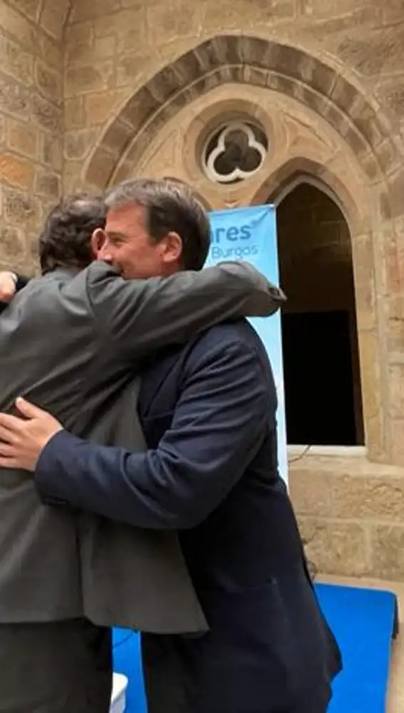 Borja Suárez y Alfonso Fernández Mañueco se funden en un abrazo