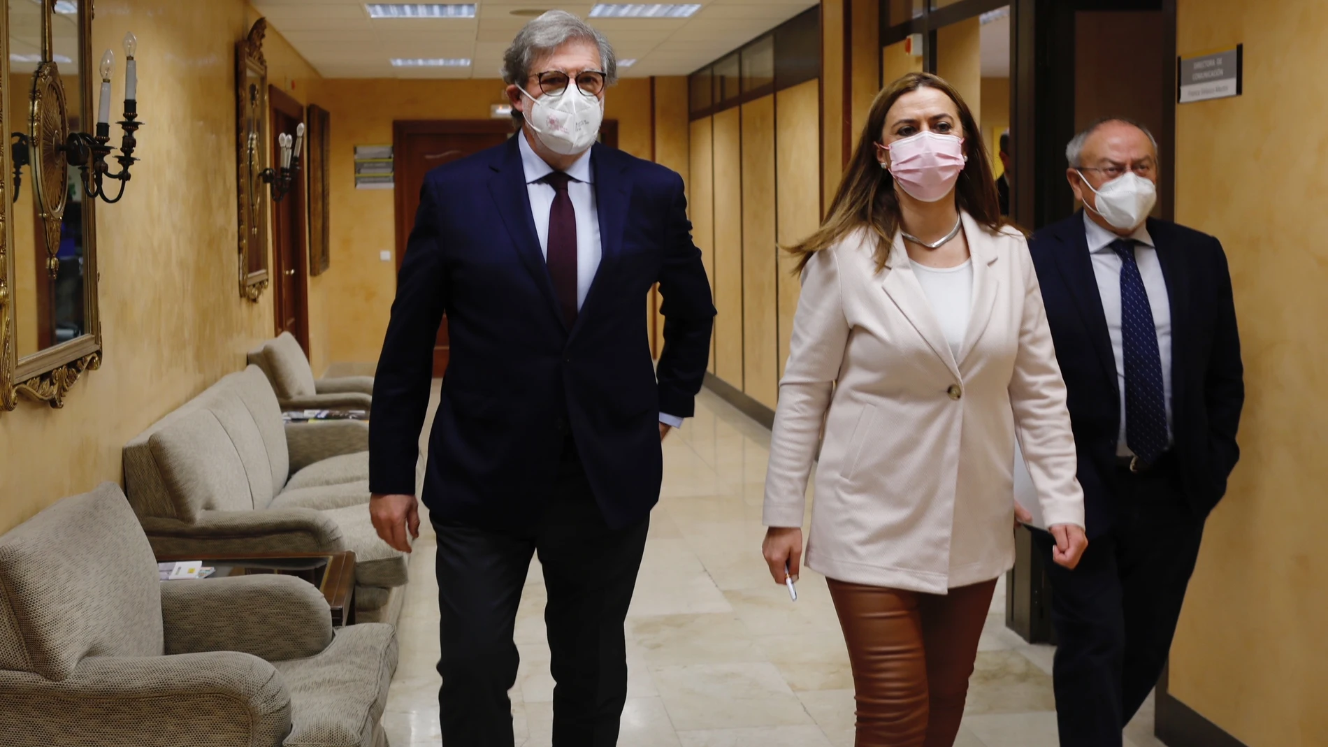La delegada del Gobierno en Castilla y León, Virginia Barcones, se reúne con el presidente de la CEOE Castilla y León, Santiago Aparicio, y con miembros de la junta directiva de la organización empresarial