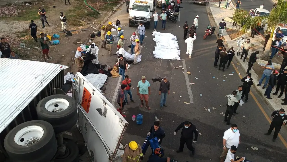 Rescatistas y autoridades trabajan en la zona del accidente de un camión donde viajaban migrantes, en el municipio Chiapa de Corzo, estado de Chiapas
