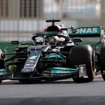Lewis Hamilton, con su Mercedes en el circuito Yas Marina en Abu Dabi.