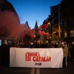 Varias personas con una pancarta en la que se lee: 'L'escola en català', durante una manifestación en Canet de Mar