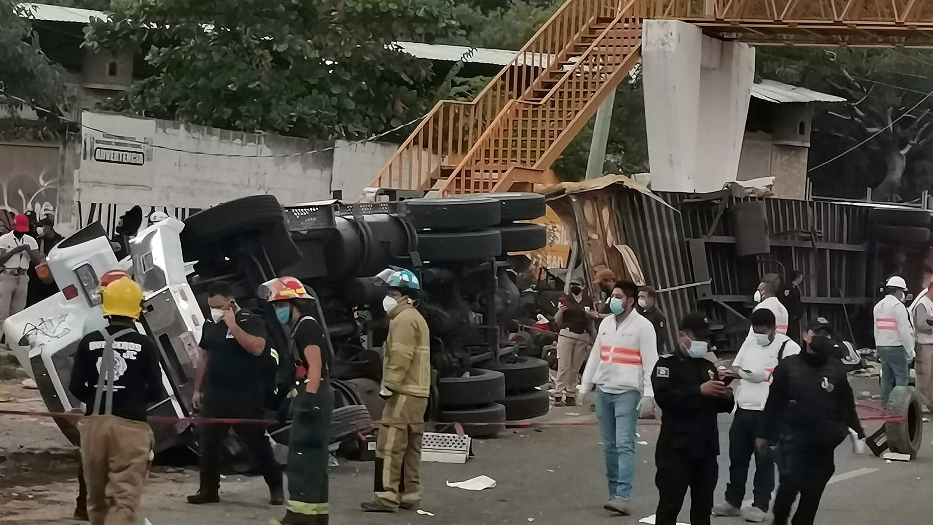 Rescatistas y autoridades trabajan en la zona del accidente de un camión donde viajaban migrantes, en el municipio Chiapa de Corzo, estado de Chiapas. (México)