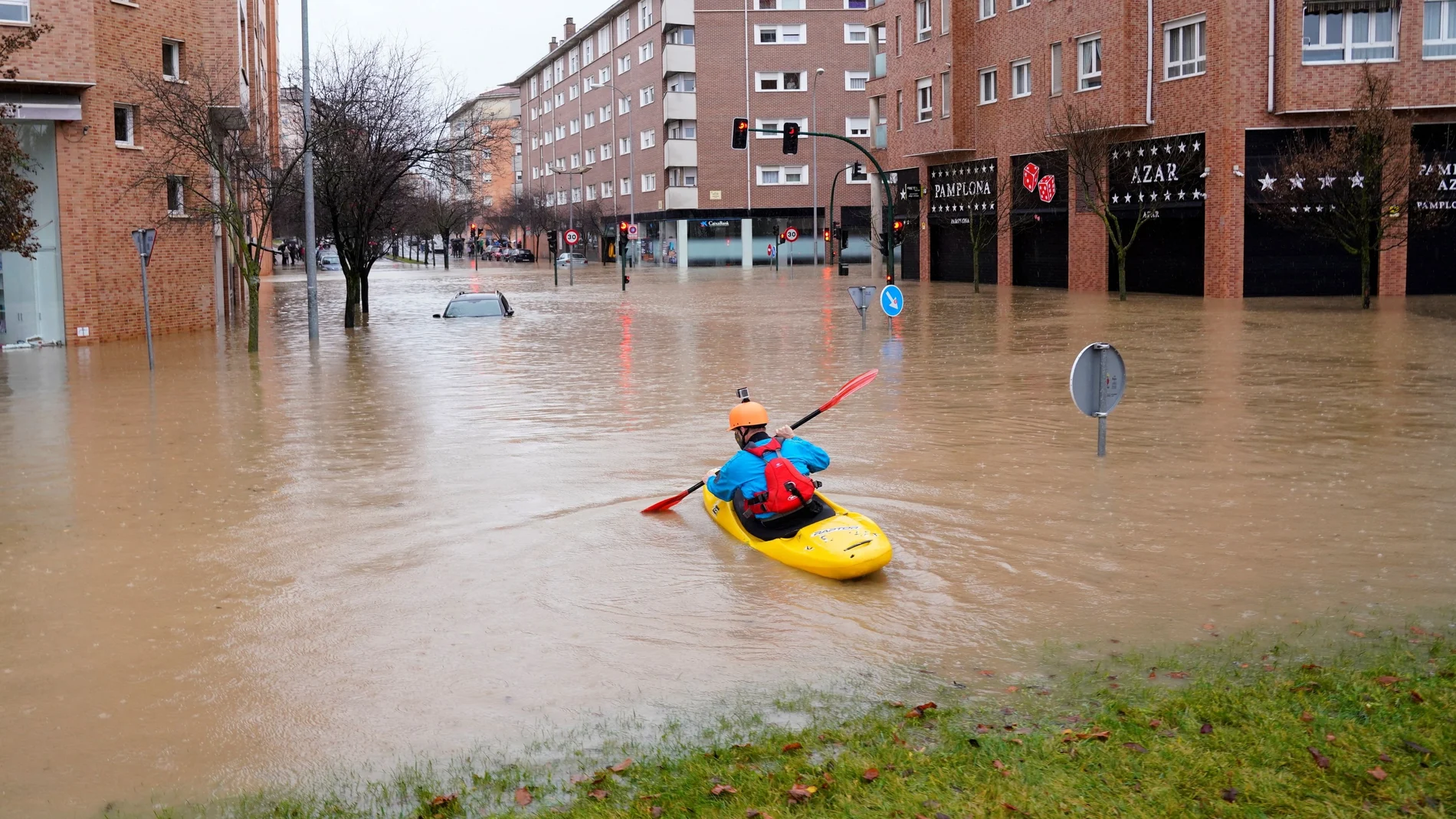 Un hombre en un kayak en una calle inundada de Pamplona