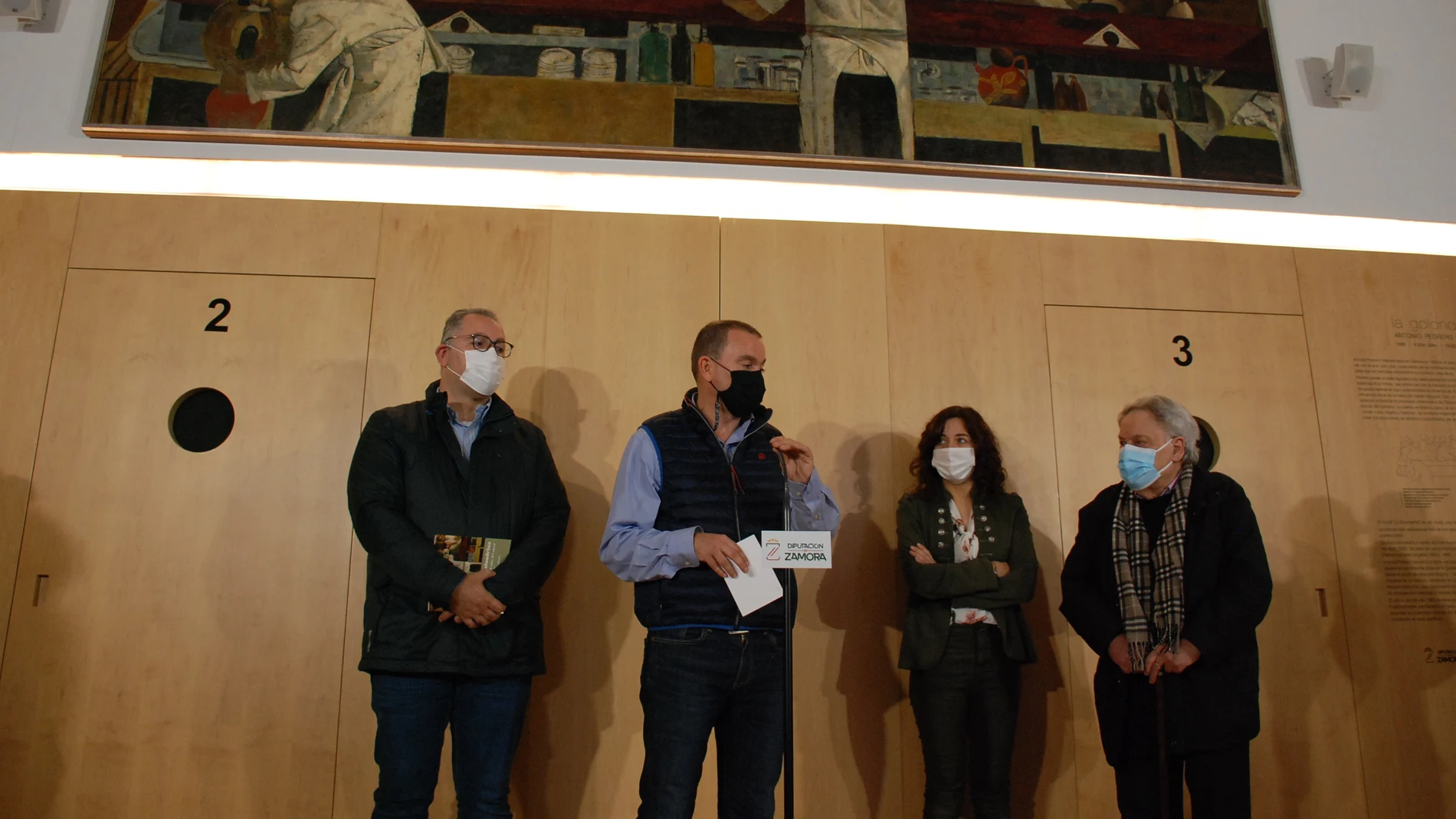 El presidente de la Diputación de Zamora, Francisco Requejo; el vicepresidente segundo y diputado de Cultura, Jesús Prada; la directora del departamento de Museos y Colecciones de FUNDOS, Noemí Martínez; y Antonio Pedrero presentan la obra