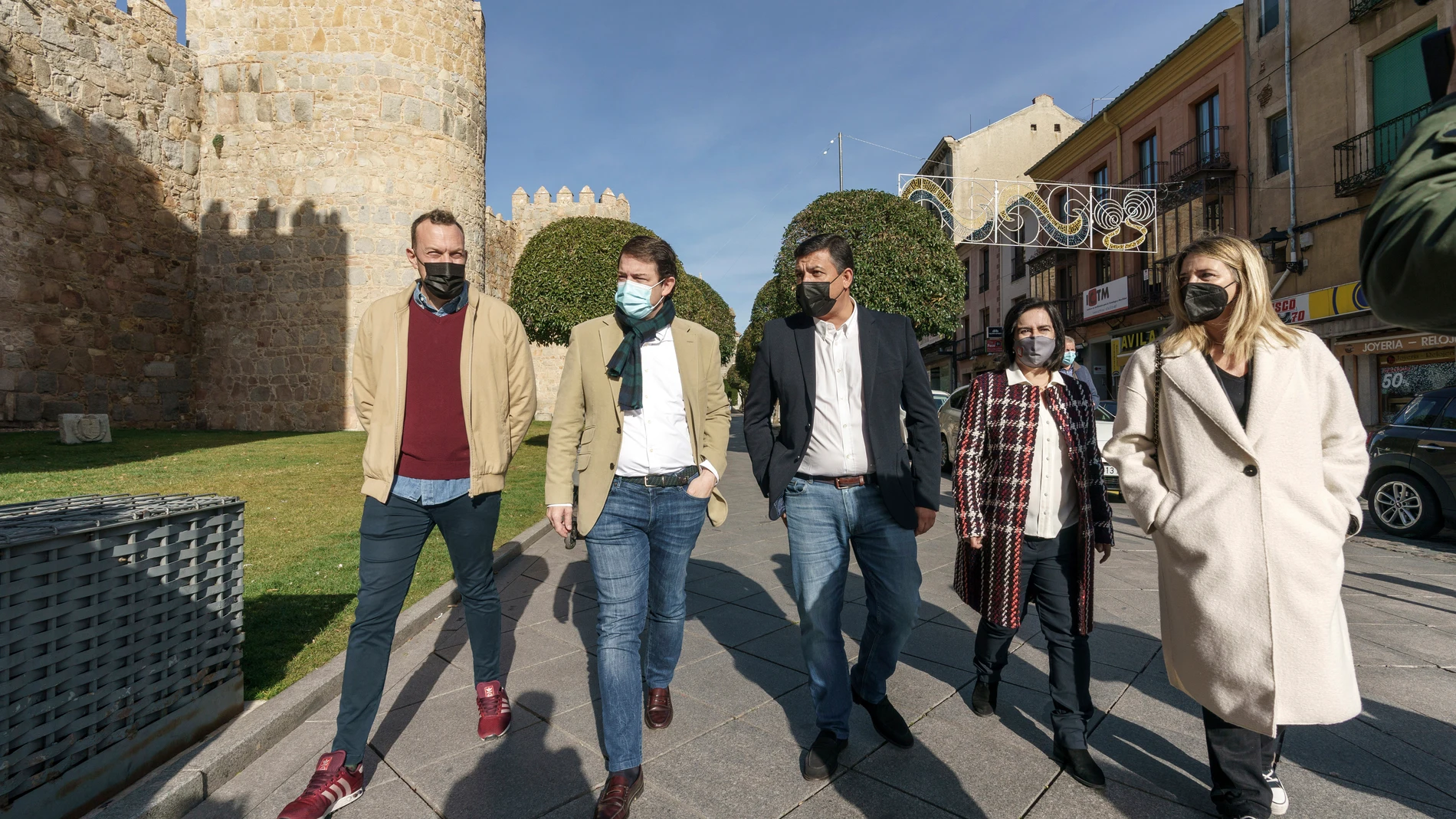 El presidente Fernández Mañueco por las calles de Ávila junto a Carlos García, Héctor Palencia, Sonsoles Sánchez Reyes y Alicia García