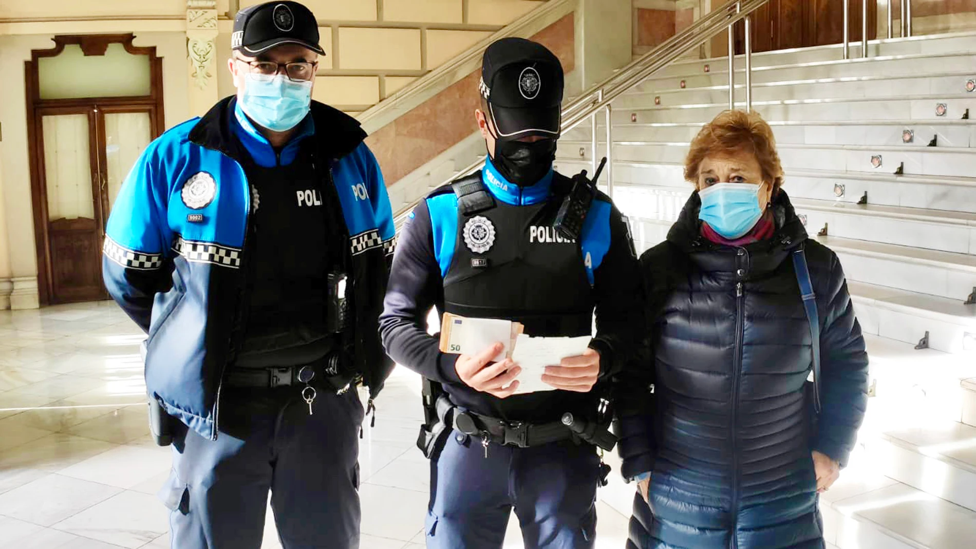 Una ciudadana entrega a la Policía Local de Valladolid una importante suma de dinero que había encontrado en un cajero automático