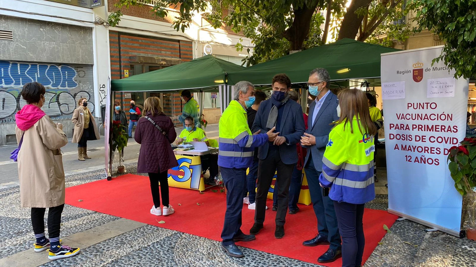El consejero de Salud, Juan José Pedreño, visitó el punto móvil de vacunación para primeras dosis frente al coronavirus y realización de test de antígenos instalado en la ciudad de Murcia.