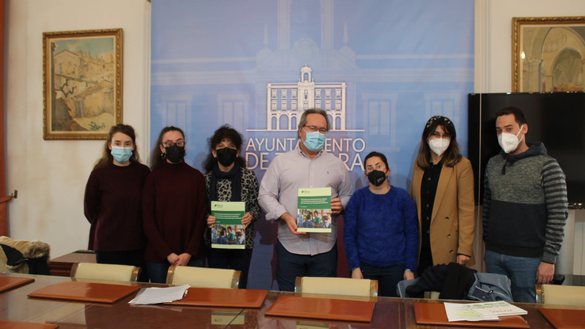 Francisco Guarido con representantes de los colectivos afectados