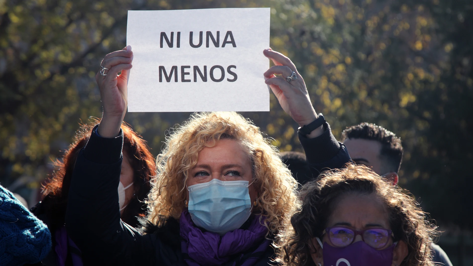 Asociaciones, vecinos, trabajadores y residentes se concentran en repulsa del crimen machista ocurrido en el barrio granadino de Parque Nueva Granada