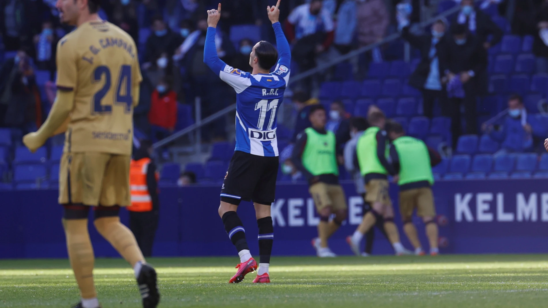 El delantero del Espanyol José Luis Morales, celebra su gol contra el Levante, durante el partido de Liga de Primera división en el RCDE Stadium.