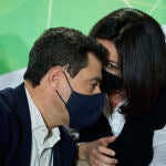 El presidente de la Junta de Andalucía, Juanma Moreno dialoga con la presidenta del Partido Popular en Sevilla, Virginia Pérez, durante la Junta Directiva Autonómica del Partido Popular de Andalucía. Joaquín Corchero / Europa Press