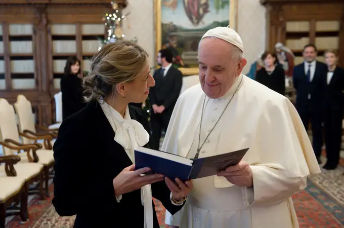 Negro sobre blanco y sin mantilla: los detalles de la visita de Yolanda Díaz al Papa 