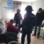 El Grupo de Fugitivos de la Policía Nacional detuvo al condenado por agresión sexual en su casa, donde vivía con su familia