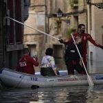 El equipo de rescate transporta a una mujer desde su casa en una zona inundada cerca del río Ebro en Tudela