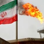 La bandera iraní en una plataforma petrolífera