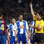 Pino Zamorano saca una tarjeta en el derbi Espanyol-Barcelona
