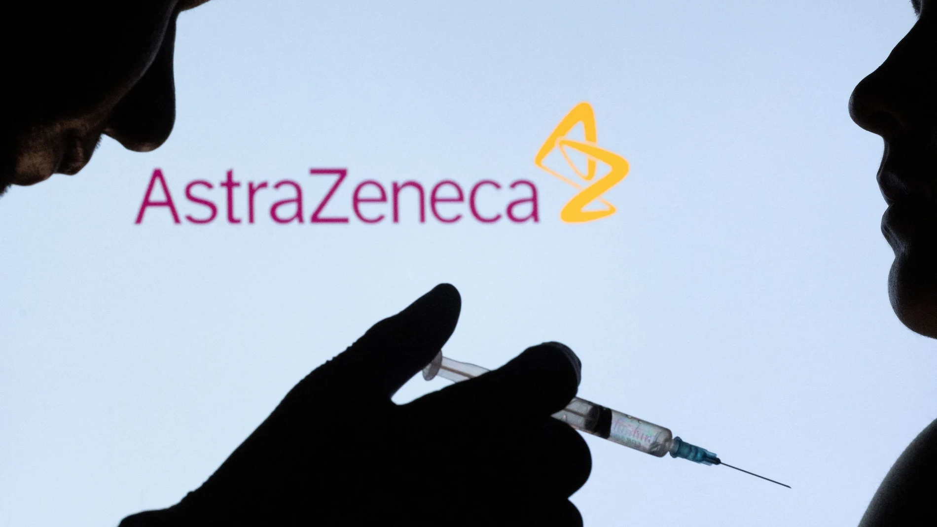 Un sanitario vacuna a una persona con la dosis de AstraZeneca