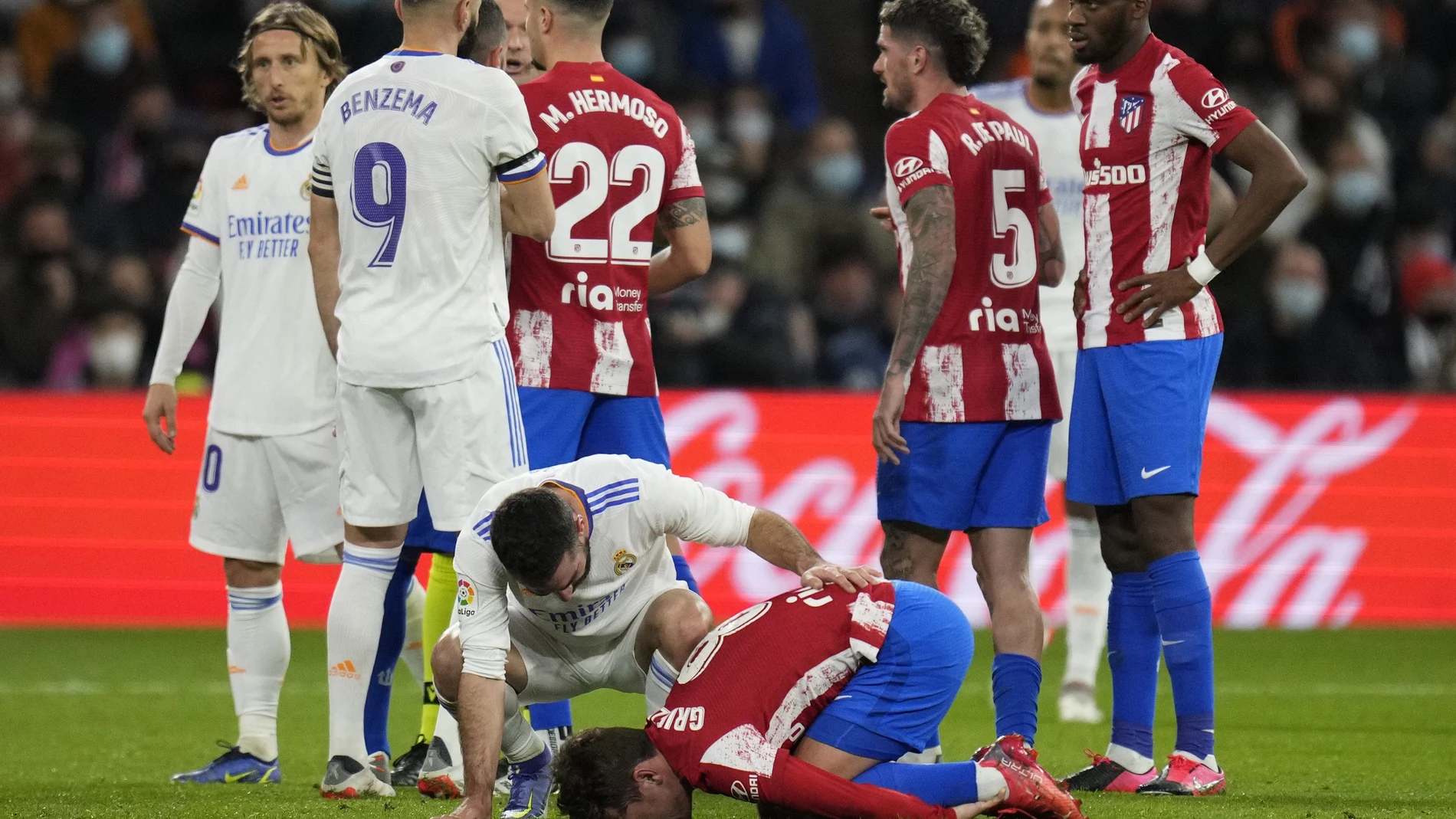 Antoine Griezmann cae lesionado durante el Real Madrid - Atlético.