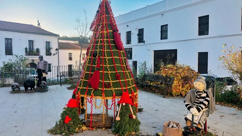Uno de los adornos de ganchillo que llenan todos los rincones de Castaño del Robledo (Huelva). EFE/Fermín Cabanillas