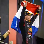 Max Verstappen y Lewis Hamilton en el podio del GP de Abu Dhahi