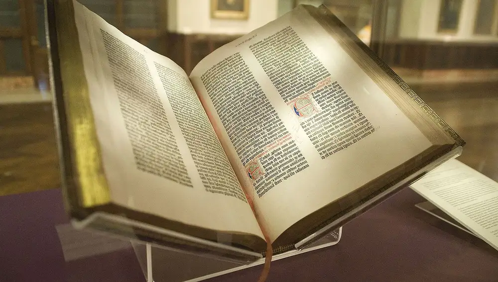 El primer libro que imprimió Gutenberg fue esta Biblia de 1.300 páginas, aquí expuesta en la Biblioteca Pública de Nueva York..