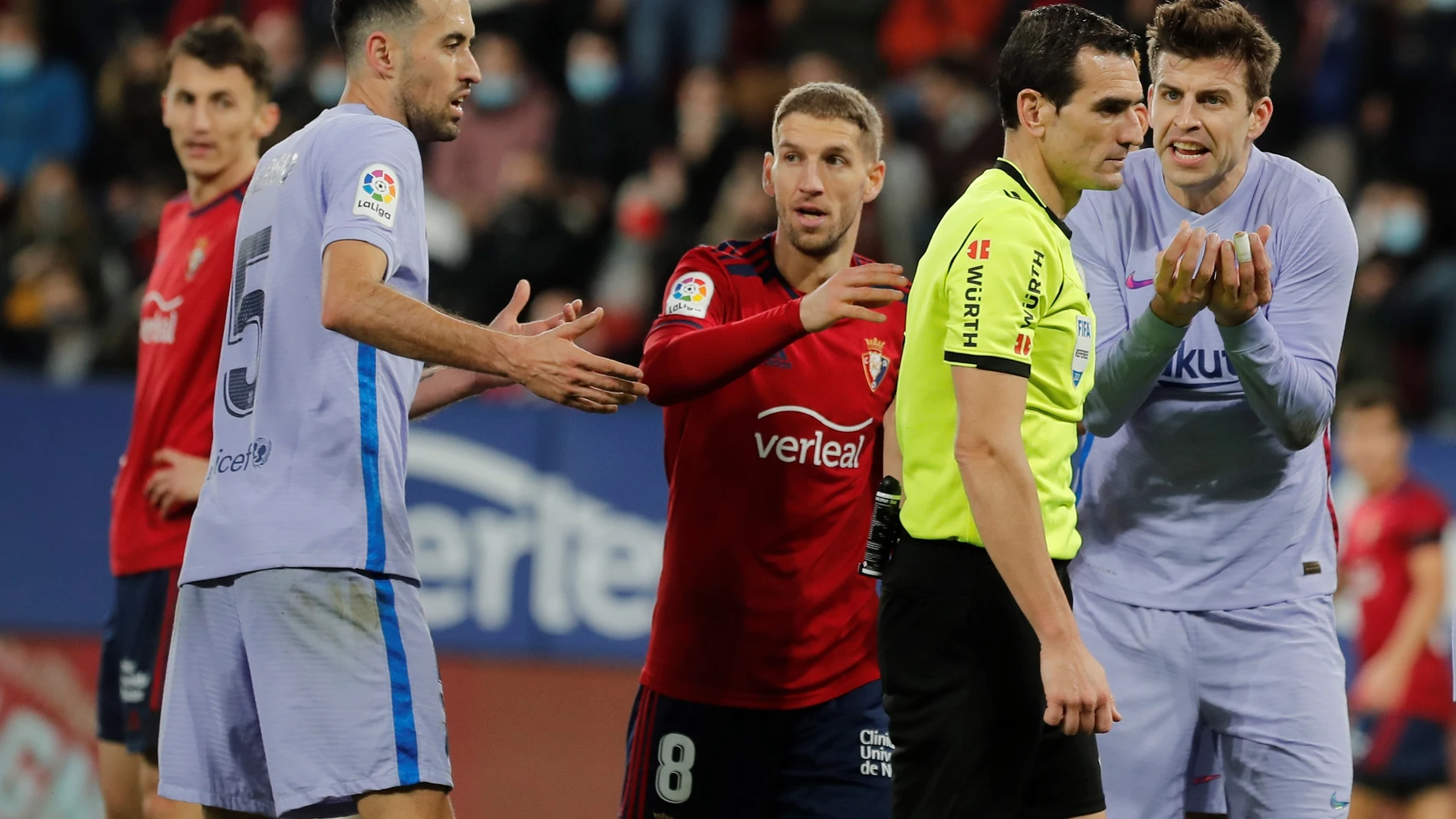 Piqué y Busquets protestan una acción al árbitro en el Osasuna - Barcelona
