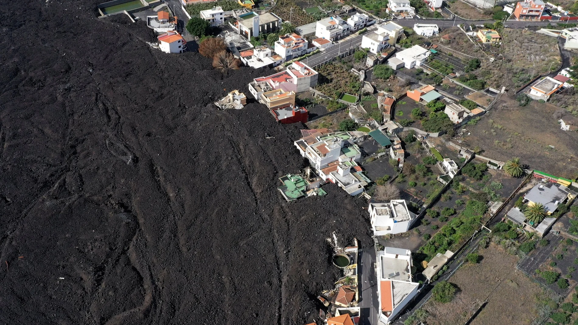FILE PHOTO: An aerial view of the lava from the Cumbre Vieja volcano near La Laguna neighborhood, on the Canary Island of La Palma, Spain, November 29, 2021. Picture taken with a drone. REUTERS/Borja Suarez/File Photo