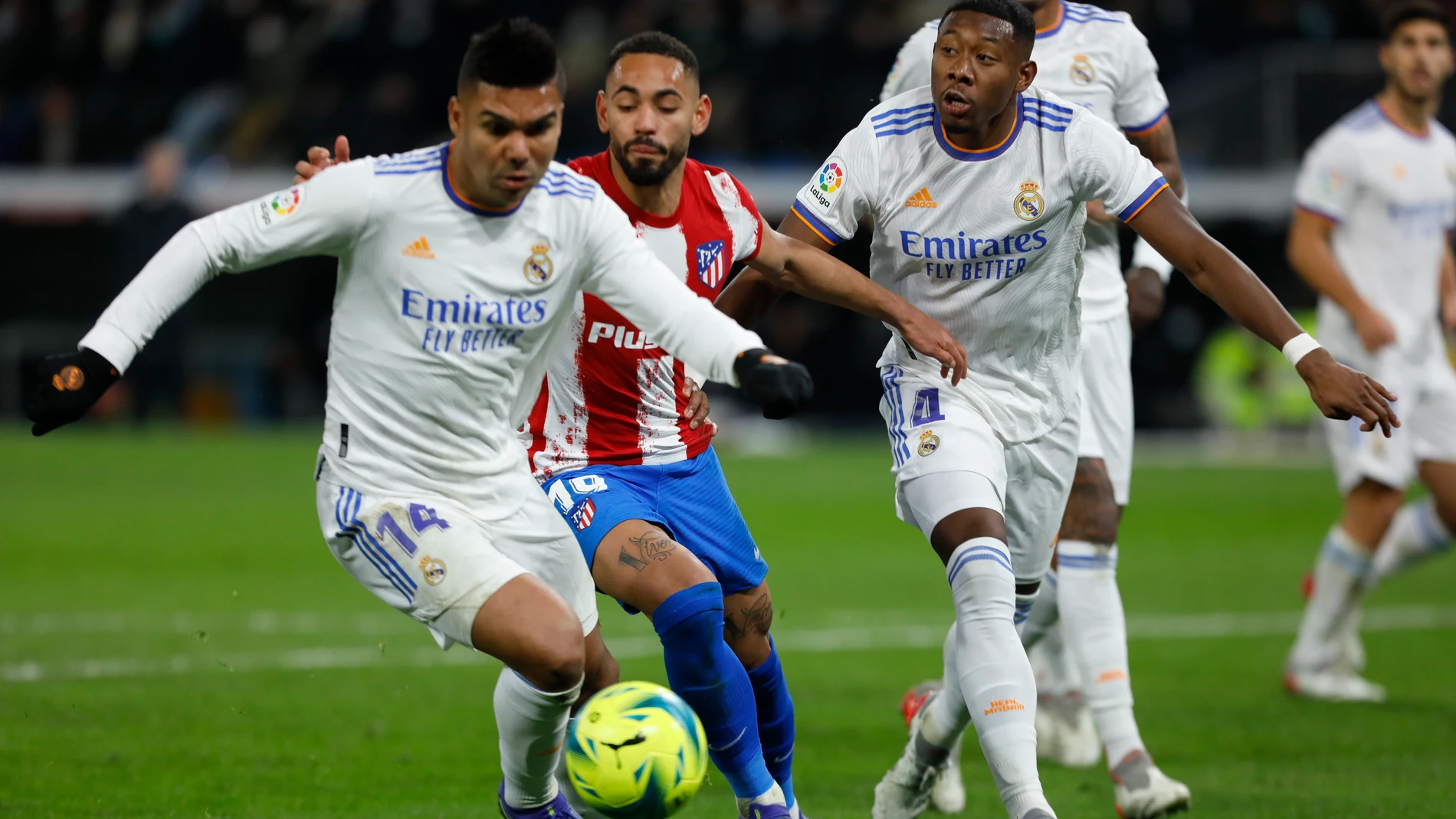 Casemiro se lleva el balón en el último derbi Real Madrid-Atlético
