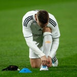 Toni Kroos se ata las botas en un partido del Real Madrid