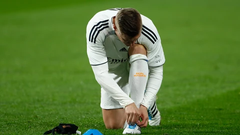 Toni Kroos se ata las botas en un partido del Real Madrid