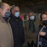 Carmen Crespo, en un receso de la reunión en Bruselas. Aparece junto a José María Gallart, presidente de la Federación Andaluza de Asociaciones Pesqueras (Faape) (primero por la izquierda) y Mariano García, vicepresidente de la Federación Andaluza de Cofradías de Pescadores (Facope) (segundo por la izquierda)