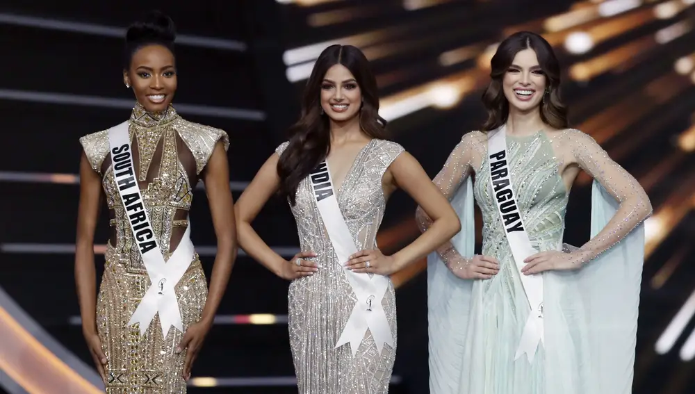 Miss India Harnaaz Sandhu (centro) con Miss Suráfrica Lalela Mswane (izquierda) y Miss Paraguay Nadia Ferreira