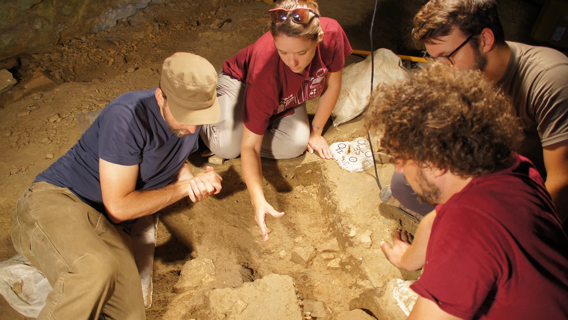Equipo de campo en la excavación de la cueva de Liguria (Italia)