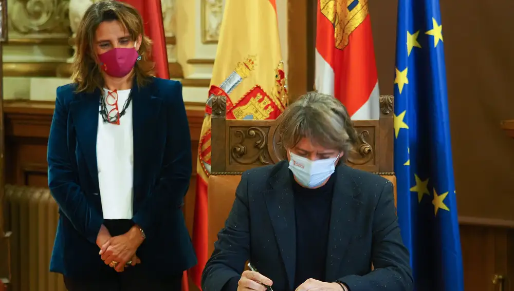 El alcalde de Soria, Carlos Martínez, firma la declaración institucional 'Ciudades climáticamente neutrales 2030', en presencia de la vicepresidenta del Gobierno y ministra para la Transición Ecológica y el Reto Demográfico, Teresa Ribera, en el acto institucional de adhesión de los ayuntamientos de Valladolid, Zaragoza, Soria y Vitoria-Gasteiz, en el Ayuntamiento de Valladolid, a 13 de diciembre de 2021, en Valladolid, Castilla y León (España). En el caso de Valladolid, durante el Pleno municipal del pasado 30 de noviembre se aprobó una moción de censura para marcar la hoja de ruta para la implementación de la Misión Europea 100 ciudades inteligentes y climáticamente neutras.13 DICIEMBRE 2021;CIUDADES;CLIMATICAMENTE;SOSTENIBILIDAD;NEUTRALES;CLIMAPhotogenic/Claudia Alba / Europa Press13/12/2021