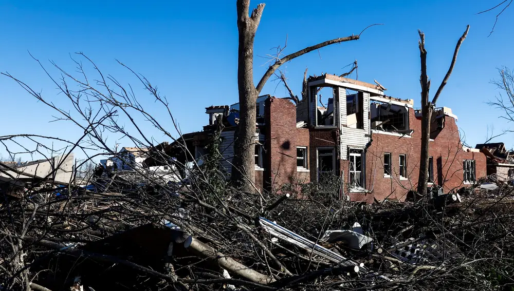 Los escombros rodean lo que queda de un despacho de abogados después de que el 10 de diciembre de 2021 un tornado causara una amplia destrucción de viviendas y negocios en Mayfield, Kentucky