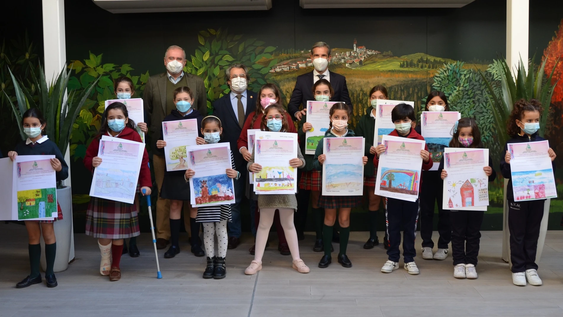 Asaja Sevilla ha entregado en la Fundación Caja Rural del Sur los premios del concurso de pintura 'La agricultura y la ganadería vistas por los niños'.