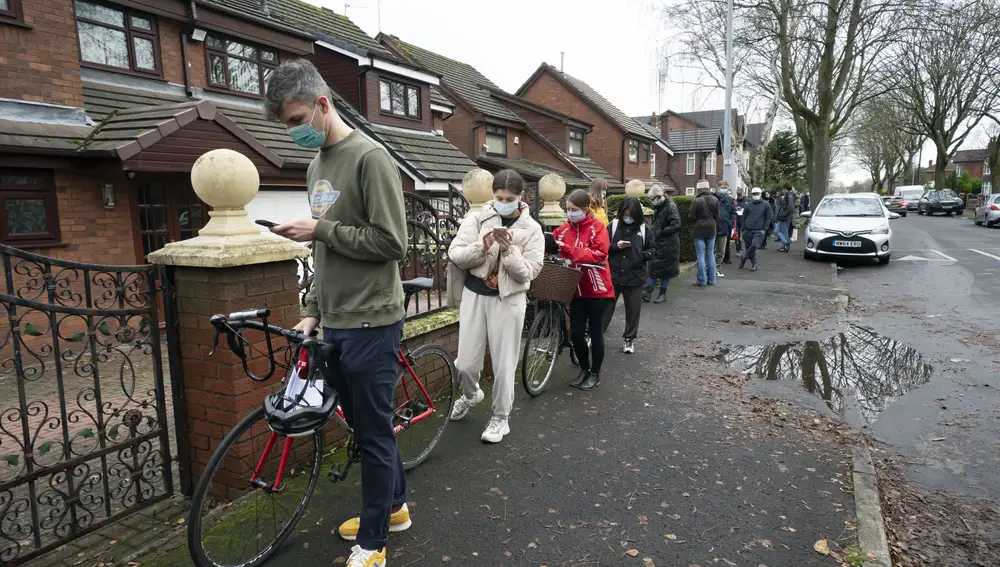 Gente haciendo cola para vacunarse en Manchester