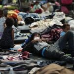 Migrantes descansan en la Basílica de Guadalupe en Ciudad de México