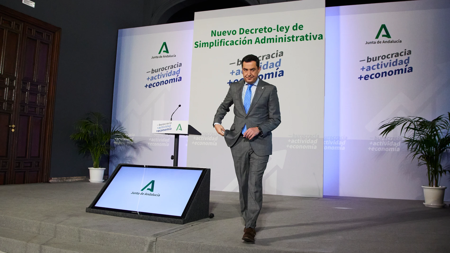 El presidente de la Junta, Juanma Moreno, durante la presentación del nuevo Decreto-ley de Simplificación Administrativa. Joaquin Corchero / Europa Press