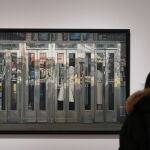 Un hombre observa la obra "Cabinas Telefonicas", de Richard Estes (1967) que forma parte de la exposición "Arte Americano en la colección Thyssen