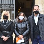 La coordinadora autonómica de Cs en Castilla y León, Gemma Villarroel (C); el coordinador provincial y alcalde de Palencia, Mario Simón; y la diputada provincial, Milagros Bodero