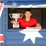 Novak Djokovic, con su último trofeo de campeón en Australia